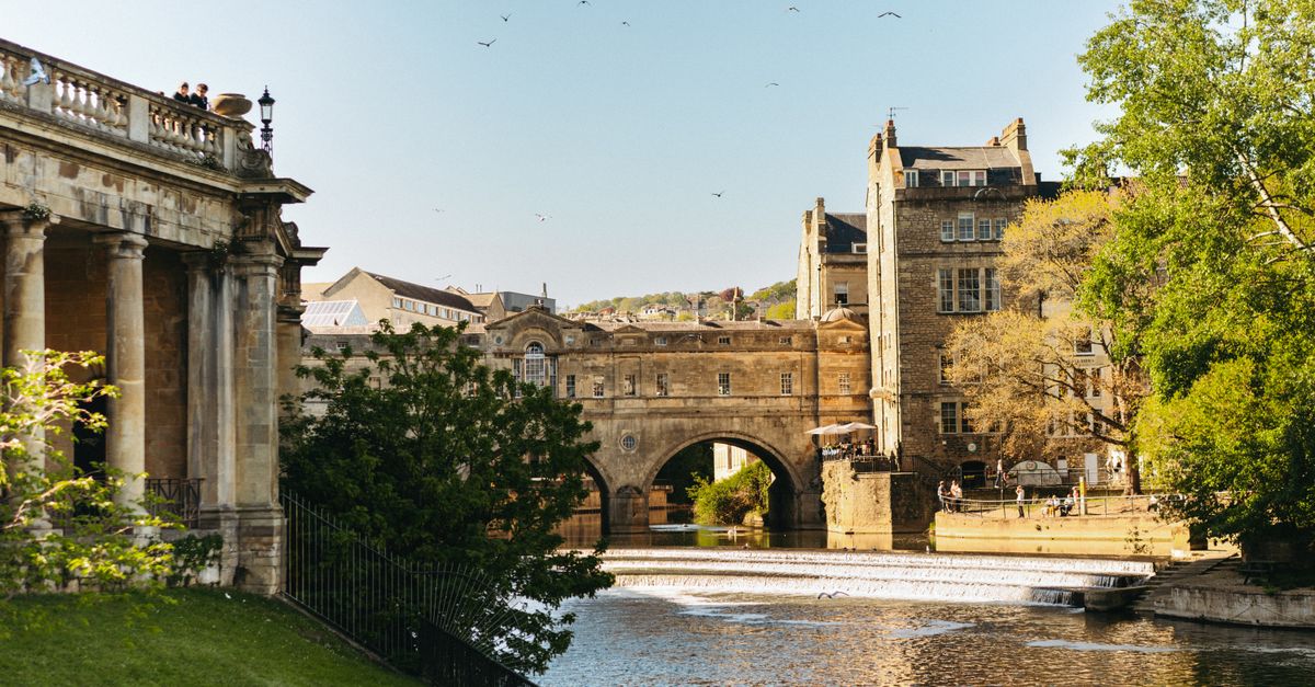 Captured in Bath, UK, this image showcases the iconic Pulteney Bridge over the River Avon, surrounded by Georgian architecture.